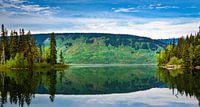 Bootje in Meziadin Lake, Brits Columbia, Canada van Rietje Bulthuis thumbnail