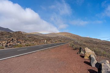 Regenboog over de weg op El Hierro, Canarische eilanden van Annemieke van Put