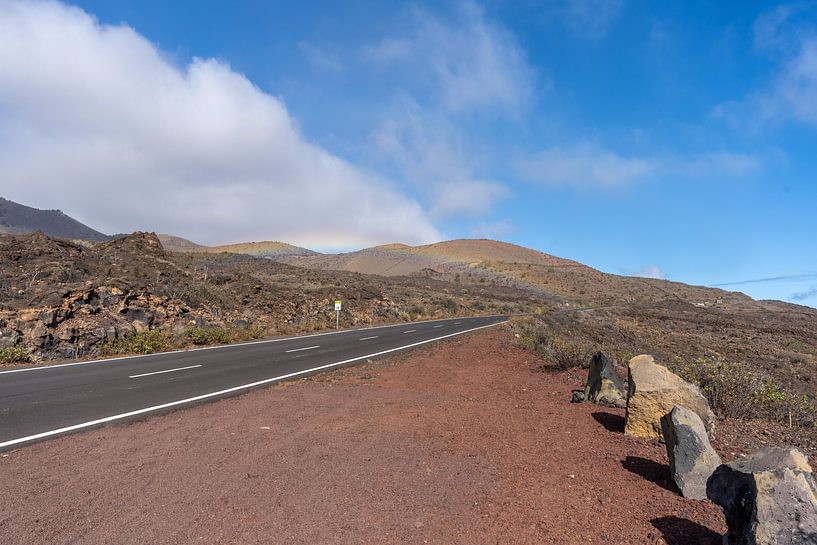 Arc-en-ciel au-dessus de la route à El Hierro, îles Canaries par Annemieke van Put