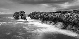 Panorama in Schwarz und Weiß in Castro de Las Gaviotas, Asturien, Spanien