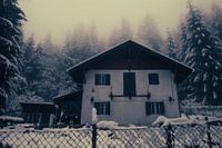 Haus in Schnee und Nebel, Österreich