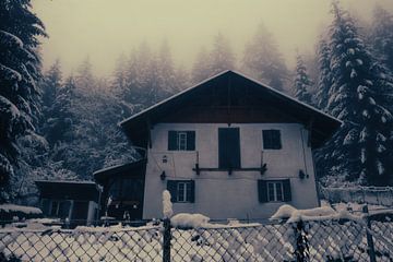 Huis in de sneeuw en mist, Oostenrijk van Travel.san