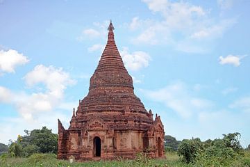 Oude tempel in het landschap bij Bagan in Myanmar Azië van Eye on You