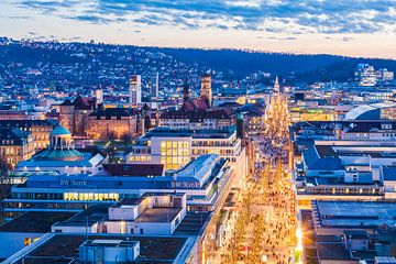 Stuttgart avec la Königstrasse le soir sur Werner Dieterich