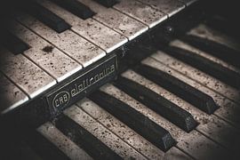 An old piano in an abandoned farmhouse by Steven Dijkshoorn