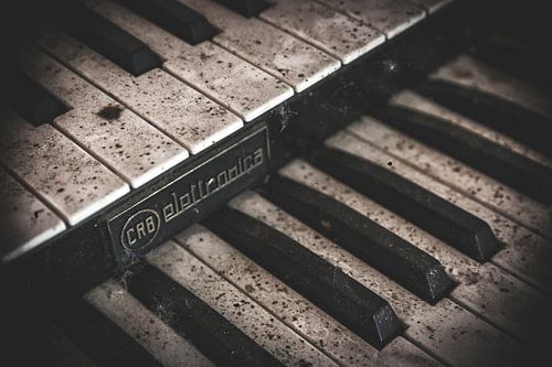 Een oude piano in een verlaten boerderij