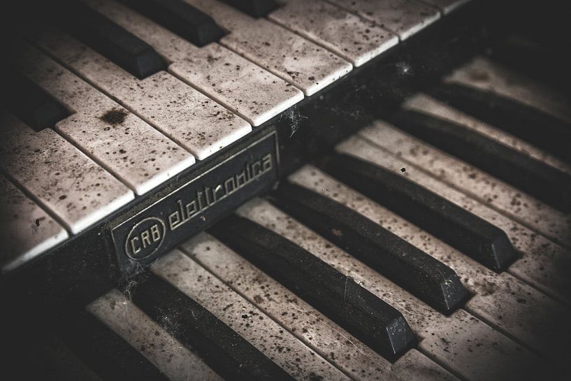 Een oude piano in een verlaten boerderij van Steven Dijkshoorn