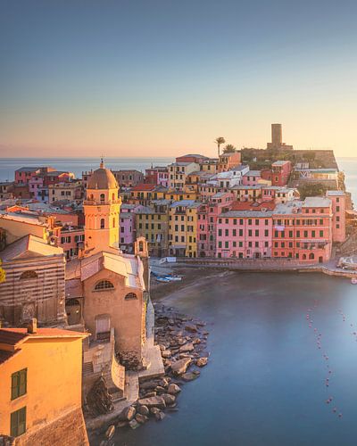 Vernazza dorp, uitzicht bij zonsondergang. Cinque Terre, Ligurië, Italië