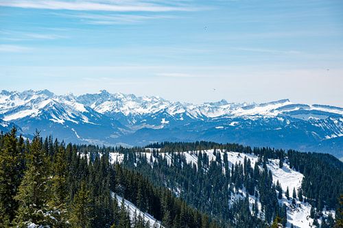 Winters uitzicht in de verte op de Allgäuer Alpen en het Kleinwalsertal