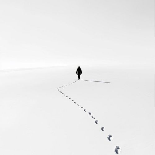Des pas solitaires dans la neige