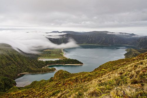 Vulkankrater mit Wolken