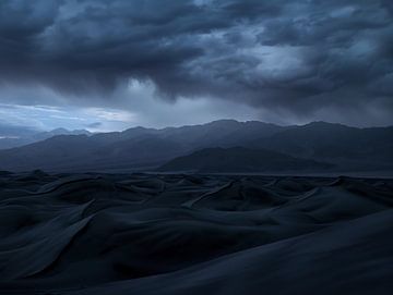 Woestijnpanorama op het blauwe uur van fernlichtsicht