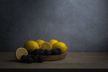 Stilleben mit Zitronen und Brombeeren auf einem Holztablett von John van de Gazelle fotografie