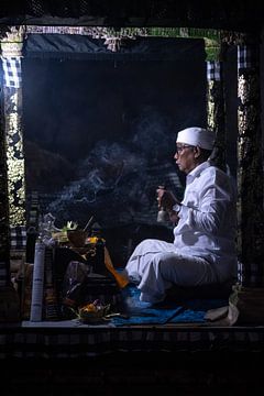 Balinesischer buddhistischer Priester von Wanderlier Photography