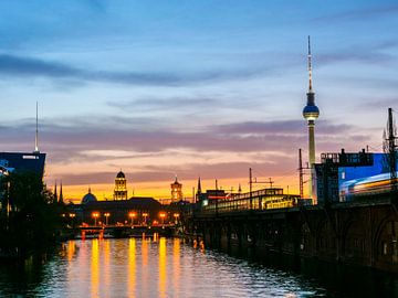 Zonsondergang in Berlijn, Duitsland. van Ruurd Dankloff