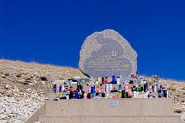 Monument voor Tom Simpson op de Mont Ventoux van Maerten Prins