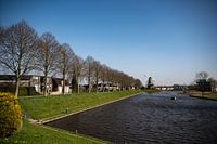 Molen De Hoop in Dokkum: Een Iconisch Uitzicht over de Grachten