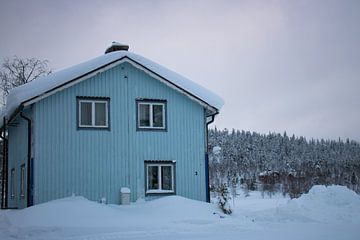 Blue house Lapland van Lucas Planting
