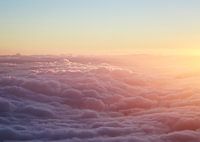 Aufgehende Sonne über den Wolken
