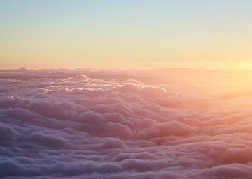 Opkomende zon boven de wolken
