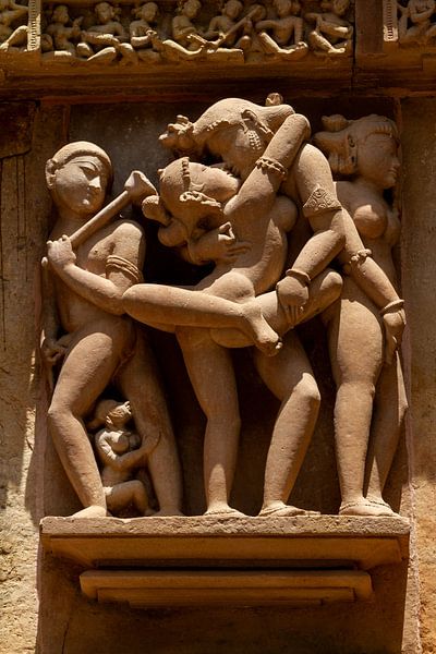 Die Tempel Reliefs von Khajuraho in Madhya Pradesh Indien von Roland Brack