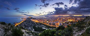 Alicante - Stad in Spanje, panorama op het blauwe uur