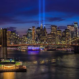 New York City Skyline en Brooklyn Bridge in de schemering - 9/11 Tribute in Light van Tux Photography