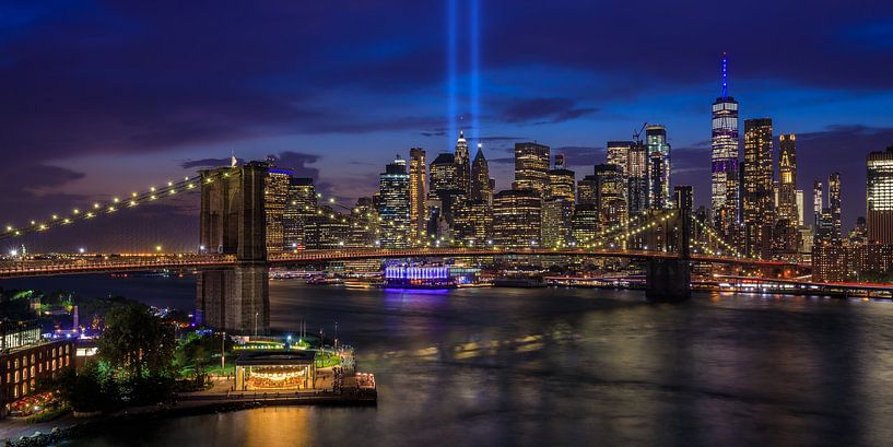 New York City Skyline en Brooklyn Bridge in de schemering - 9/11 Tribute in Light van Tux Photography