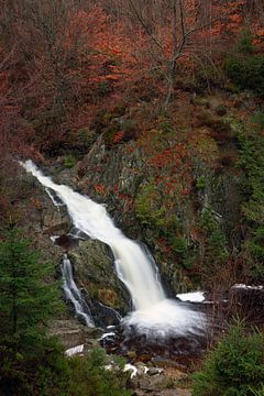 Waterval Cascade du Bayehon tijdens de herfst in Ardennes.