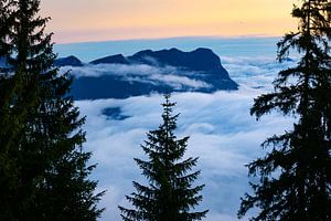 Berge im Nebelmeer