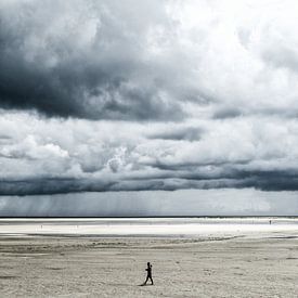 large beach with sormy clouds, lonely man von Alexander Baumann