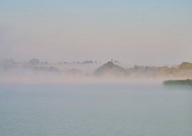 Nebel über dem See von Etienne Rijsdijk