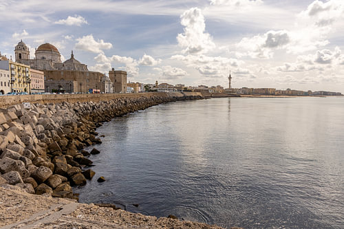 Een prachtig uitzicht op de kathedraal vanaf de promenade langs het water in Cádiz, Andalusië, Spanje.
