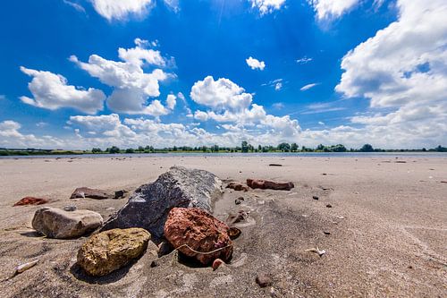 Stenen in rivierbedding