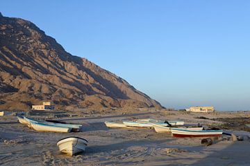 Boten op het strand van Hadbeen (Oman) van Alphapics