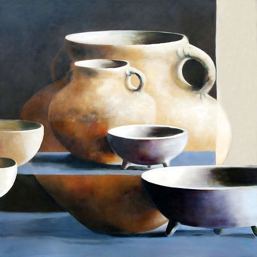 Moderne compositie van schalen en potten in aardse tonen.
