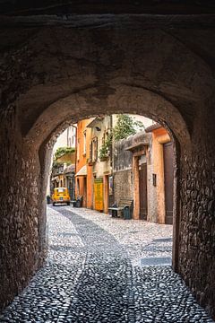 colourful street in Italy | Fiat 500 | travel photography by Laura Dijkslag