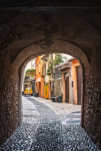 rue colorée en Italie | Fiat 500 | photographie de voyage