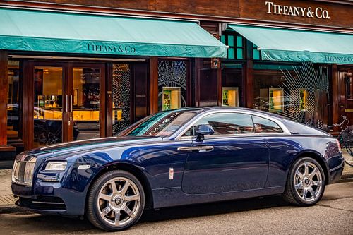 Rolls-Royce Wraith luxe coupé geparkeerd voor Tiffany & Co