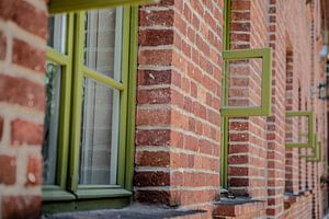 des fenêtres jaune-vert dans un bâtiment rénové