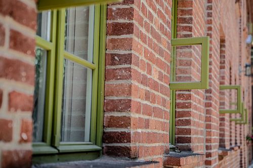 geel groene ramen in een gerenoveerd gebouw