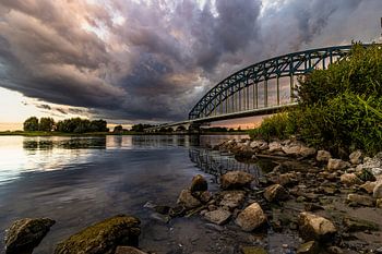 Donkere wolken boven de IJsselbrug