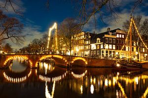Amsterdam verlichte klassieke zeilboten in de grachten van het centrum