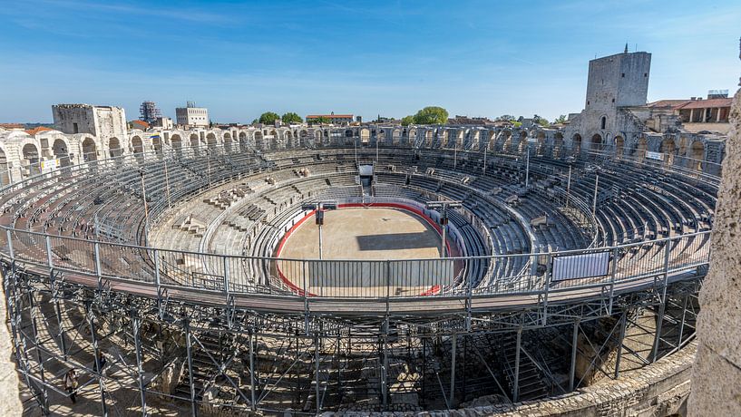 Arena van Arles in het blauwe uur, Provence, Frankrijk van Maarten Hoek