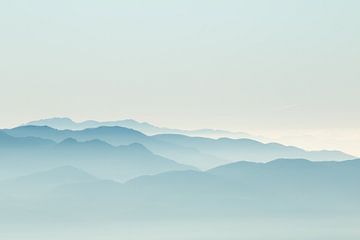Misty mountains van Claudia van Zanten