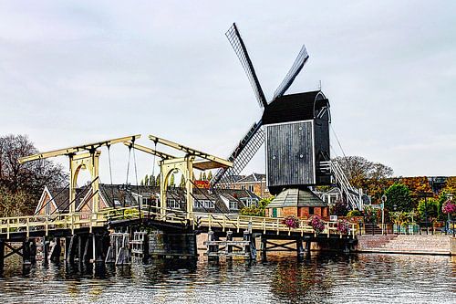 Rembrandtbrug met molen De Put Leiden Nederland