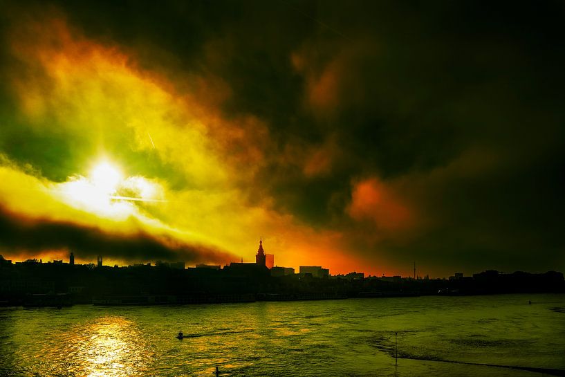 Dramatisch Nijmegen in de mist van Maerten Prins