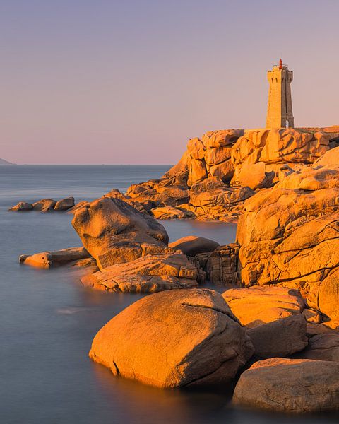 Zonsondergang bij de vuurtoren Mean Ruz, Bretagne, Frankrijk van Henk Meijer Photography