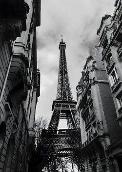 Der Eiffelturm in Schwarz-Weiß, eingerahmt von klassischen Pariser Gebäuden