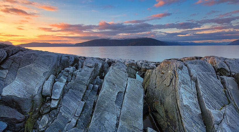 Photo panoramique du coucher de soleil sur le fjord de Sogne en Norvège par Bas Meelker